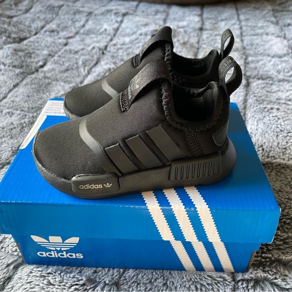 Toddler slip on Adidas size 5 all black Originals never worn - Picture 9 of 9